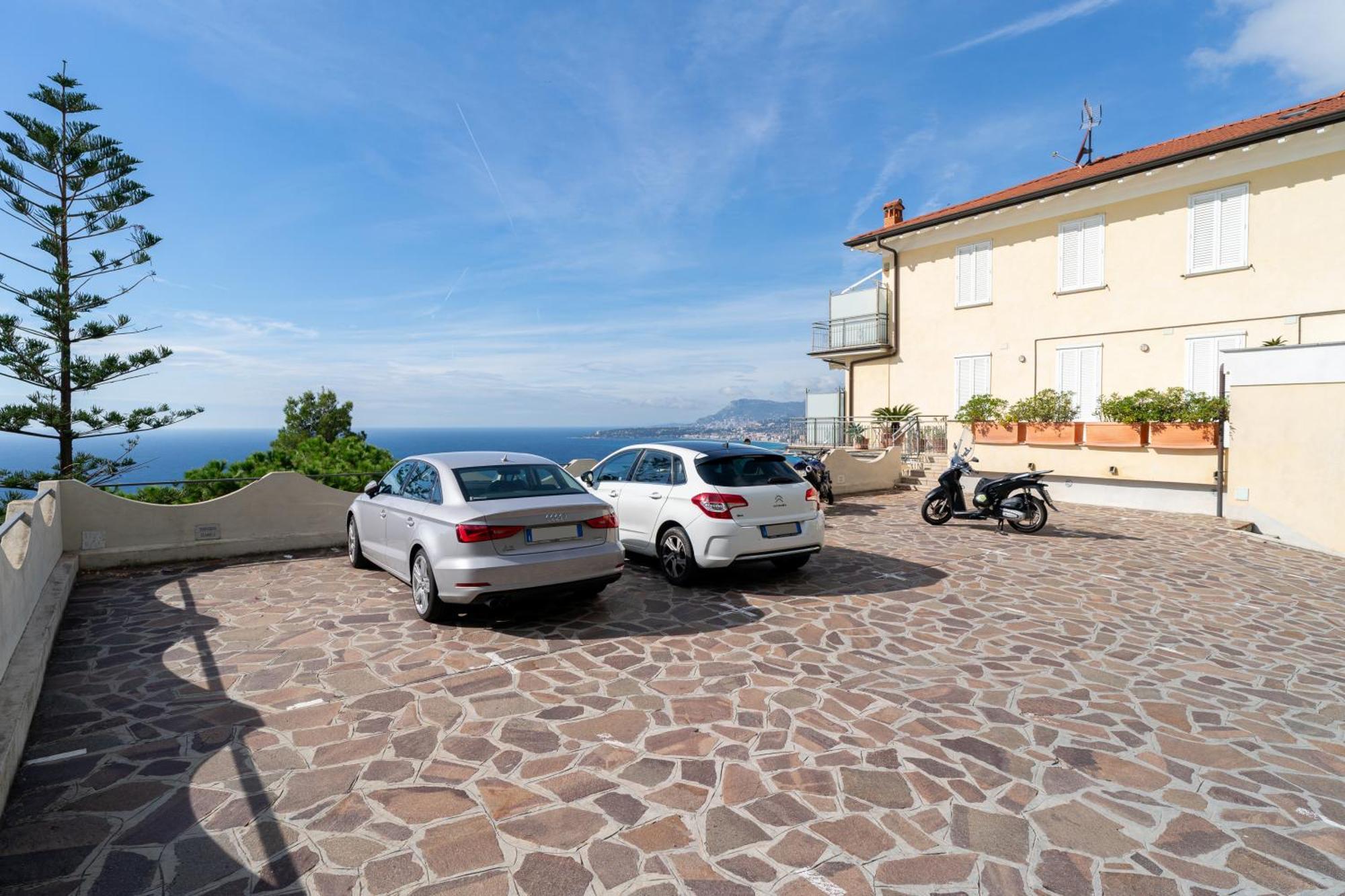 Appartement Casa Grimaldi - Terrace & Sea View à Vintimille Extérieur photo